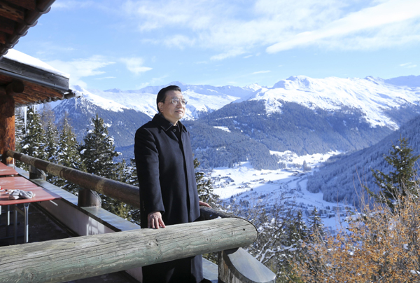 El primer ministro chino Li Keqiang, en la cima de la monta?a Schatzalp, a 1.800 metros de altura, observa la hermosa vista de la estación Suiza de Davos. 21 de enero de 2015.