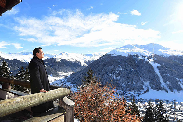 Li contempla los hermosos paisajes naturales.