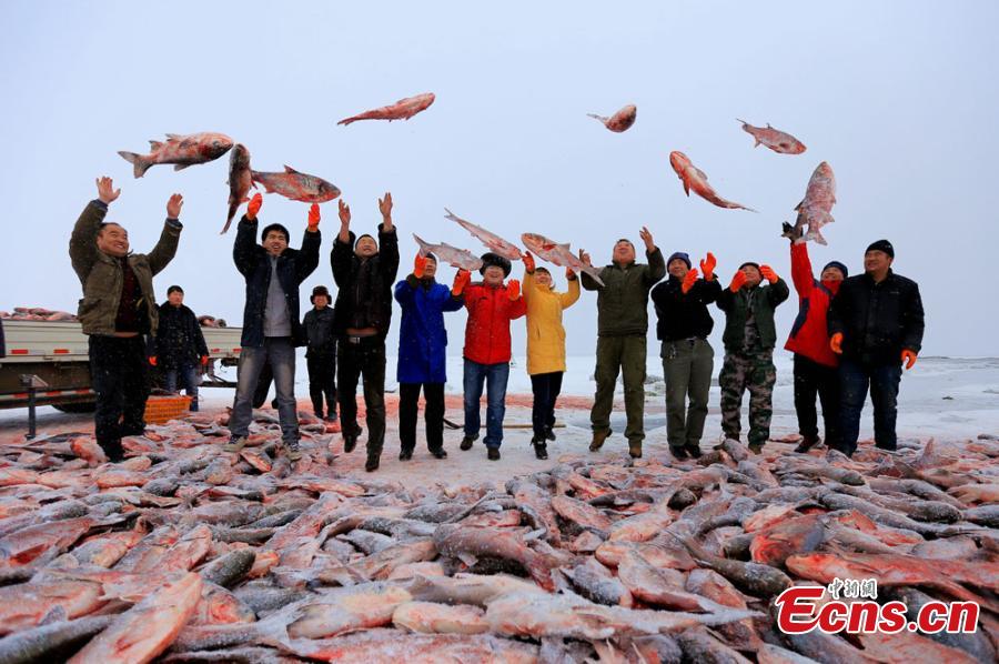 Temporada alta de pesca en los lagos de Xinjiang