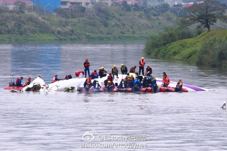 Se estrella avión en Taiwán con al menos 8 muertos