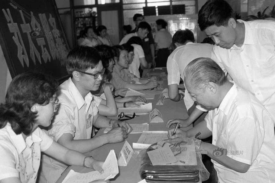 Esta foto tomada en 1983 muestra al personal que asiste a Zhang Junqiu, un famoso actor de la ópera de Pekín y miembro de la Conferencia Consultiva.[Fotografía: Ma Juntian/Xinhua]