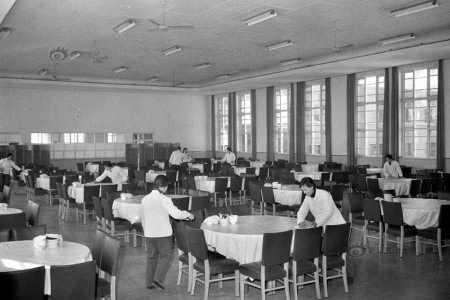 Esta foto tomada en 1978 muestra al personal de servicio de un restaurante de Pekín que se han alistado para darle la bienvenida a los diputados. [Foto: Chen Jiasheng/Xinhua]