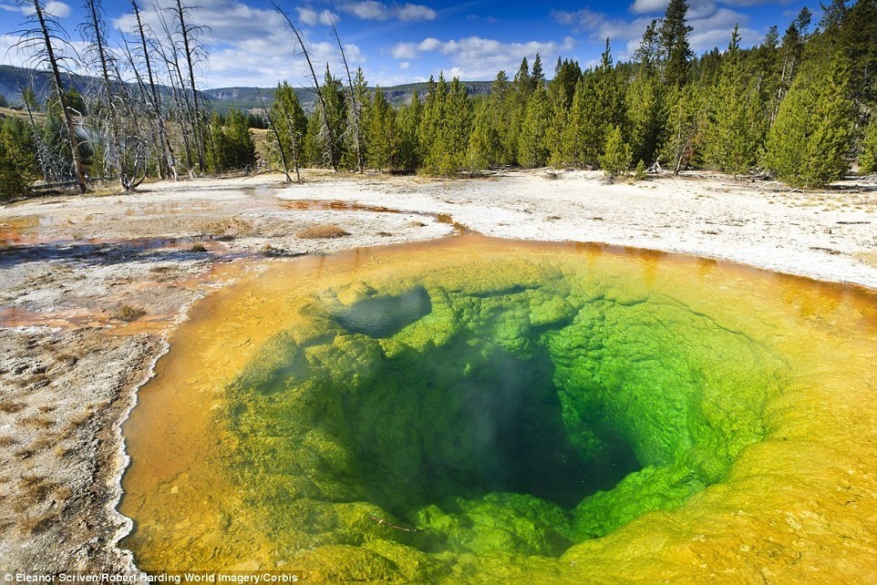 Las monedas cambian el color de un géiser en Yellowstone