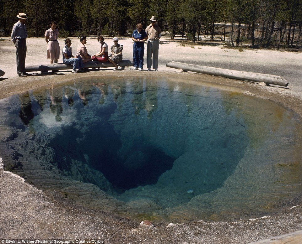 Las monedas cambian el color de un géiser en Yellowstone