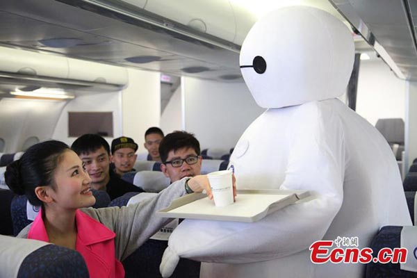 Azafata se disfraza de Baymax para mejorar el servicio