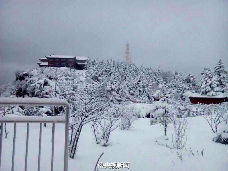 Chengdu, 26/03/2015(El Pueblo en Línea)-Desde el 24 de marzo hasta la ma?ana del 25, en el área escénica de la monta?a Emei de Sichuan cayó la mayor nevada de los últimos 7 a?os. En algunos puntos hay hasta 25 cm de nieve, casi un máximo histórico. Ha sido una nevada muy atípica para el mes de marzo. (Reportero de CCTV Jody)