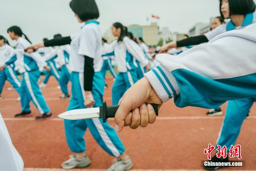 Estudiantes de primer a?o especializados en ense?anza preescolar llevan a cabo un entrenamiento militar obligatorio en una escuela de Huizhou, provincia de Guangdong, el 27 de marzo de 2015. 