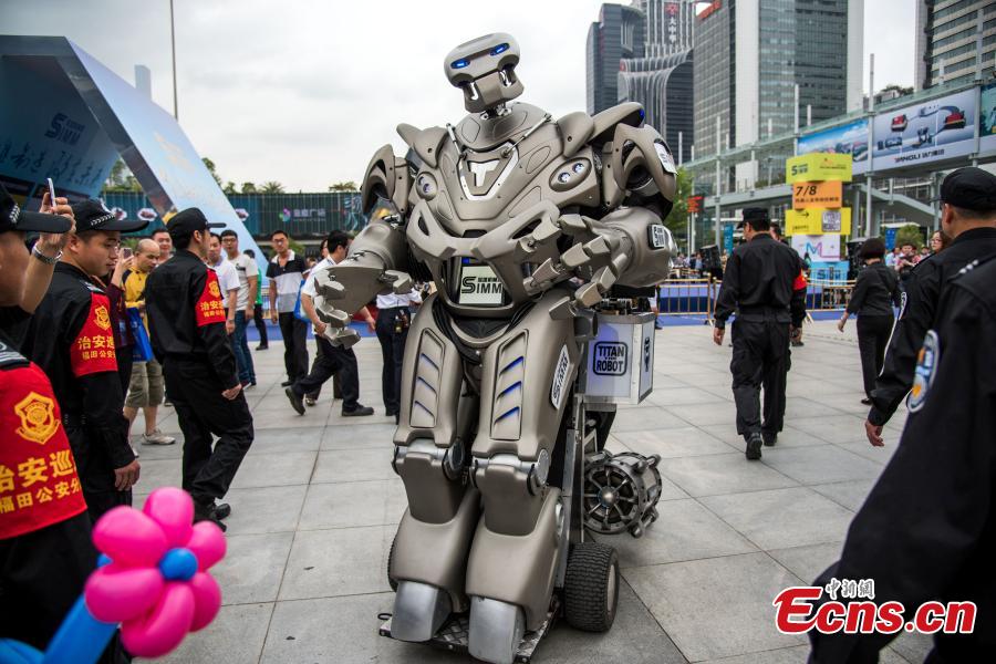 El robot Titan entretiene a los curiosos en Shenzhen