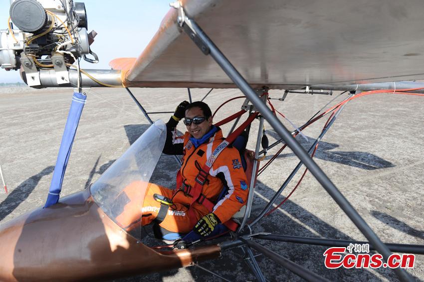 Yang Shijun se prepara para hacer volar su avión peque?o de fabricación casera hasta una altura de 200 metros en la ciudad de Changchun, provincia de Jilin, el 10 de mayo de 2015. Yang, de 45 a?os, ha realizado dos vuelos de prueba en el pasado y ha logrado volar durante 2,5 horas. Yang dice que el avión se llamará como su padre, Jinhai. El ingenioso planea construir tres aviones biplaza en el futuro. [Foto/ECNS]