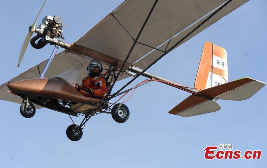 Yang Shijun se prepara para hacer volar su avión peque?o de fabricación casera hasta una altura de 200 metros en la ciudad de Changchun, provincia de Jilin, el 10 de mayo de 2015. [Foto/ECNS]