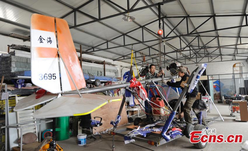 Yang Shijun trabaja en su casa en la fabricación de un avión peque?o, la ciudad de Changchun, provincia de Jilin, el 10 de mayo de 2015. Yang, de 45 a?os, ha realizado dos vuelos de prueba en el pasado y ha logrado volar durante 2,5 horas. Yang dice que el avión se llamará como su padre, Jinhai. El ingenioso planea construir tres aviones biplaza en el futuro. [Foto/ECNS]