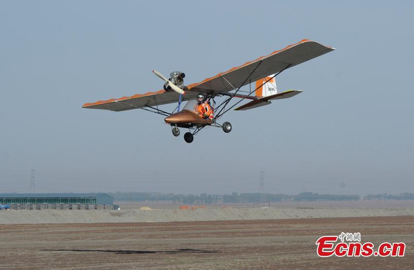 Yang Shijun se prepara para hacer volar su avión peque?o de fabricación casera hasta una altura de 200 metros en la ciudad de Changchun, provincia de Jilin, el 10 de mayo de 2015. [Foto/ECNS]