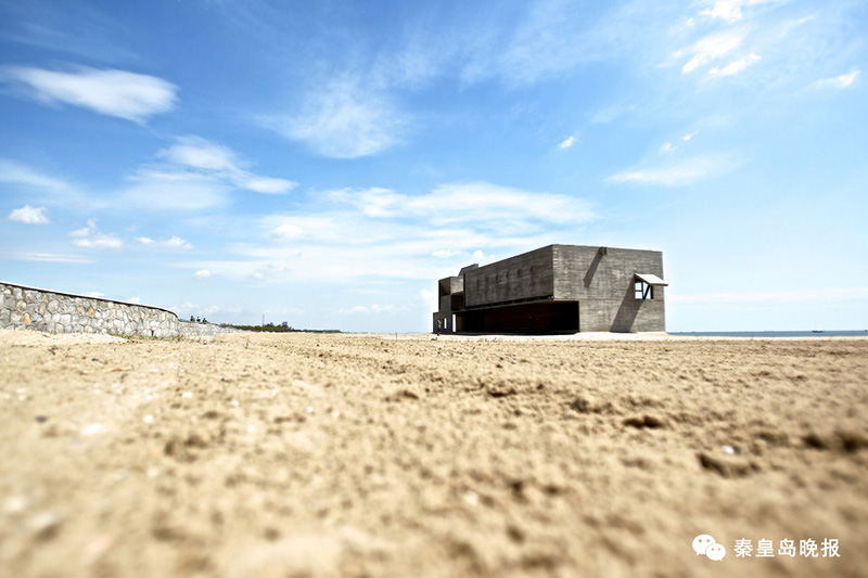 Imagen de una biblioteca aislada del ruido a tan sólo cientos de metros de una playa que normalmente está repleta de turistas, en Beidaihe, provincia de Hebei, el 12 de mayo de 2015. La biblioteca de dos pisos, construida para uso público, también es un buen lugar para ver las olas y las marea. 