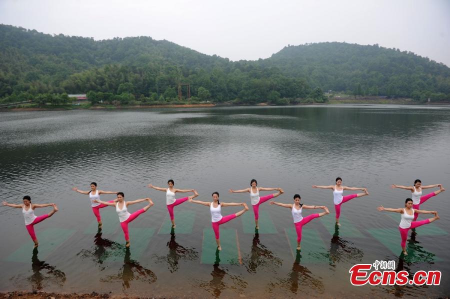 Practicantes de yoga bailan sobre el agua