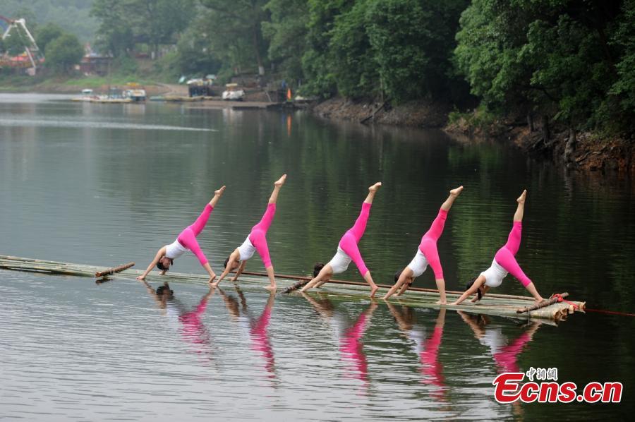 Practicantes de yoga bailan sobre el agua