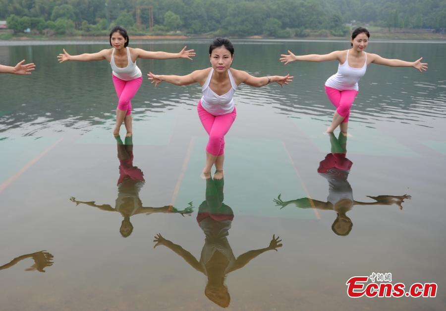 Practicantes de yoga bailan sobre el agua