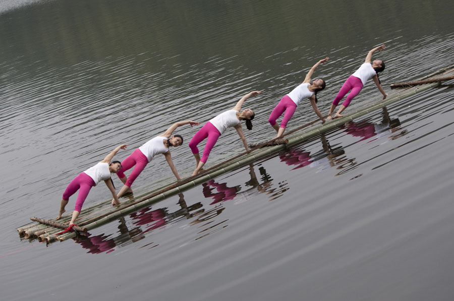 Practicantes de yoga bailan sobre el agua