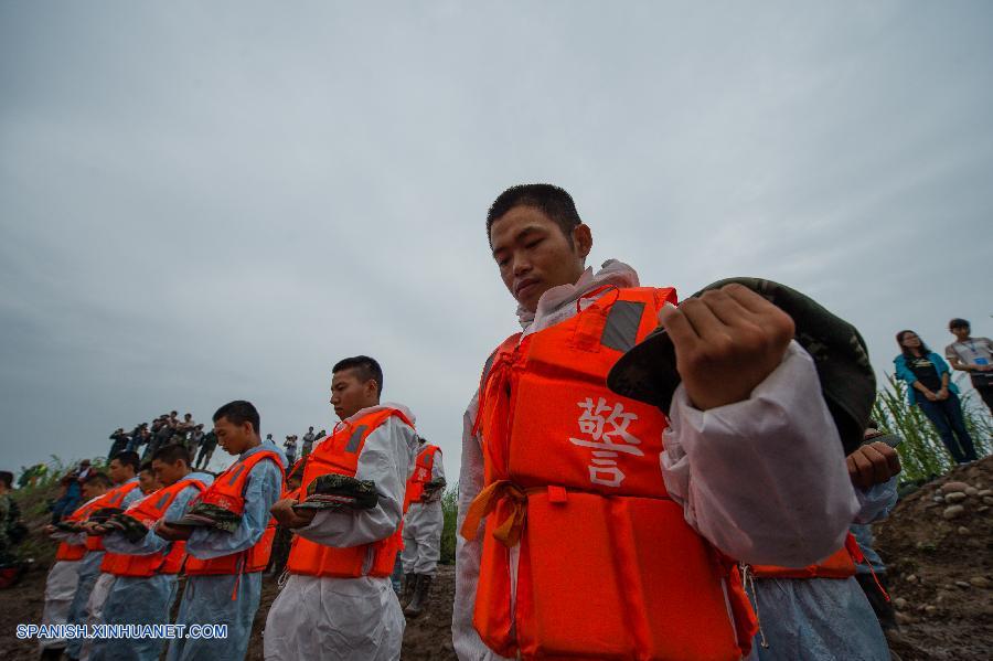 China llora a víctimas de naufragio de crucero en río Yangtse mientras continúa la búsqueda