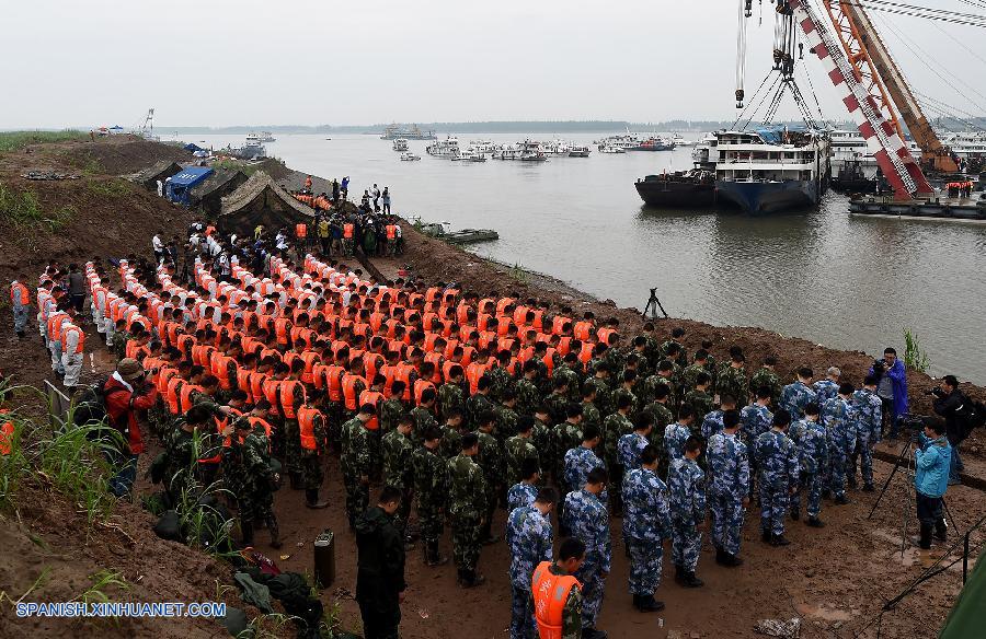 China llora a víctimas de naufragio de crucero en río Yangtse mientras continúa la búsqueda