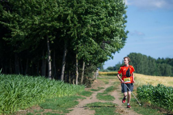 Atleta débil visual completa carrera con ayuda de un GPS