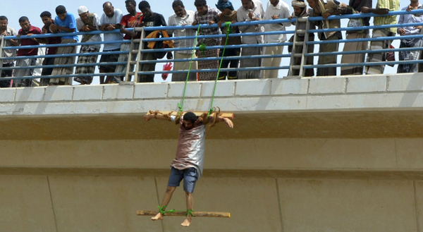 Al Qaeda crucifica a dos saudíes acusados de espiar para EEUU