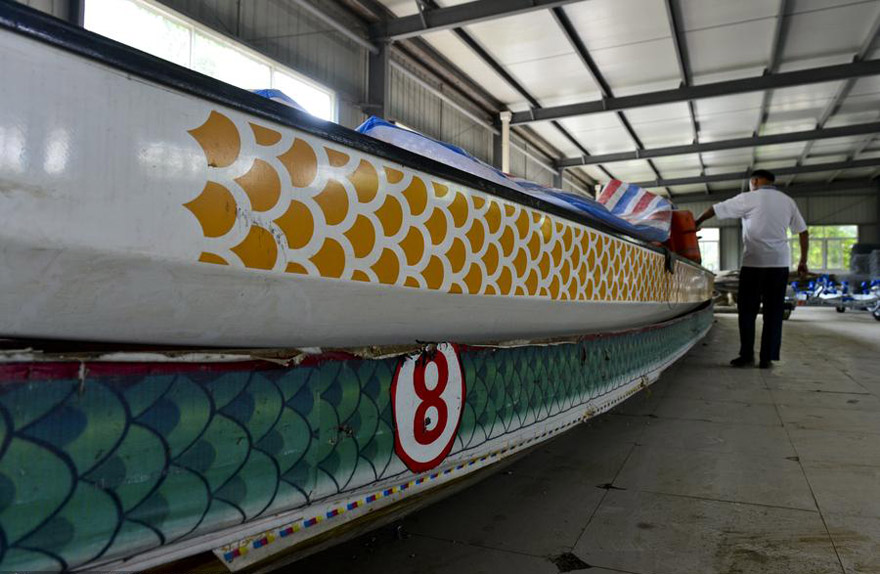 Peng camina sobre los barcos de madera fabricados por él en la ciudad de Chengdu, provincia de Sichuan, el 12 de junio de 2015. 