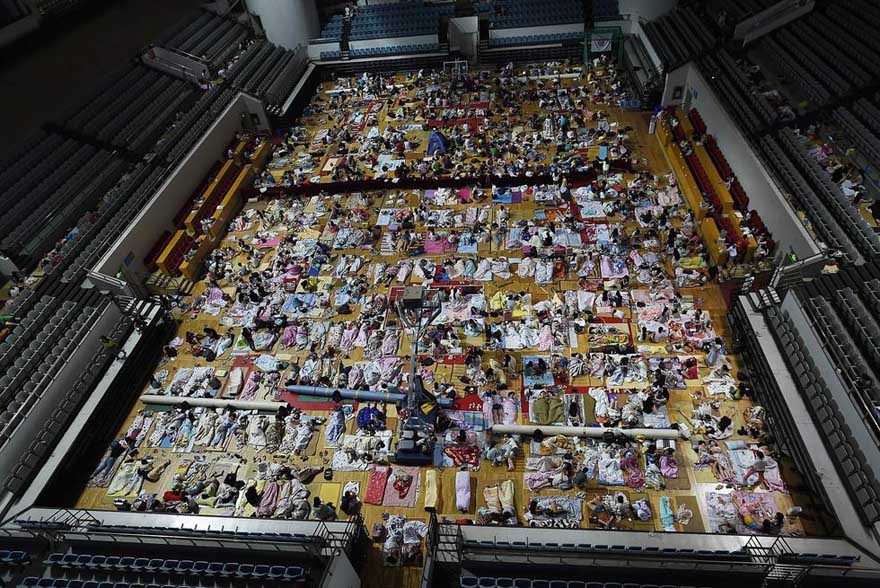 El gimnasio estuvo lleno de estudiantes el lunes por la noche. 