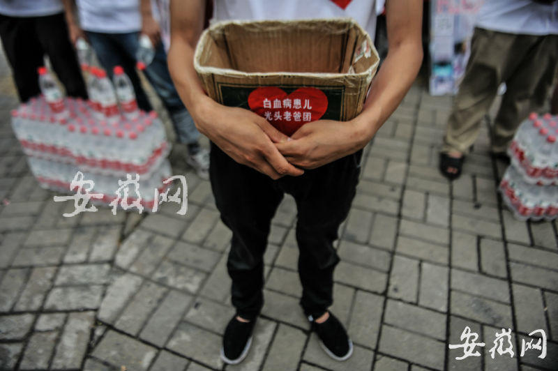 Para pagar los gastos médicos costosos, los padres llevaban ya una semana vendiendo agua en la calle y ya han consiguieron miles de yuanes para sus hijos. La foto muestra que Shang Tianyou, un ni?o leucémico, está vendiendo agua junto a su padre. 