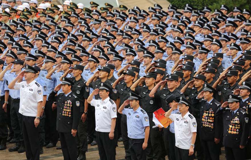 La policía de Pekín realiza preparatorios relacionados con la seguridad para dos eventos importantes que se celebrarán en la capital próximamente. Foto del 30 de junio de 2015. 