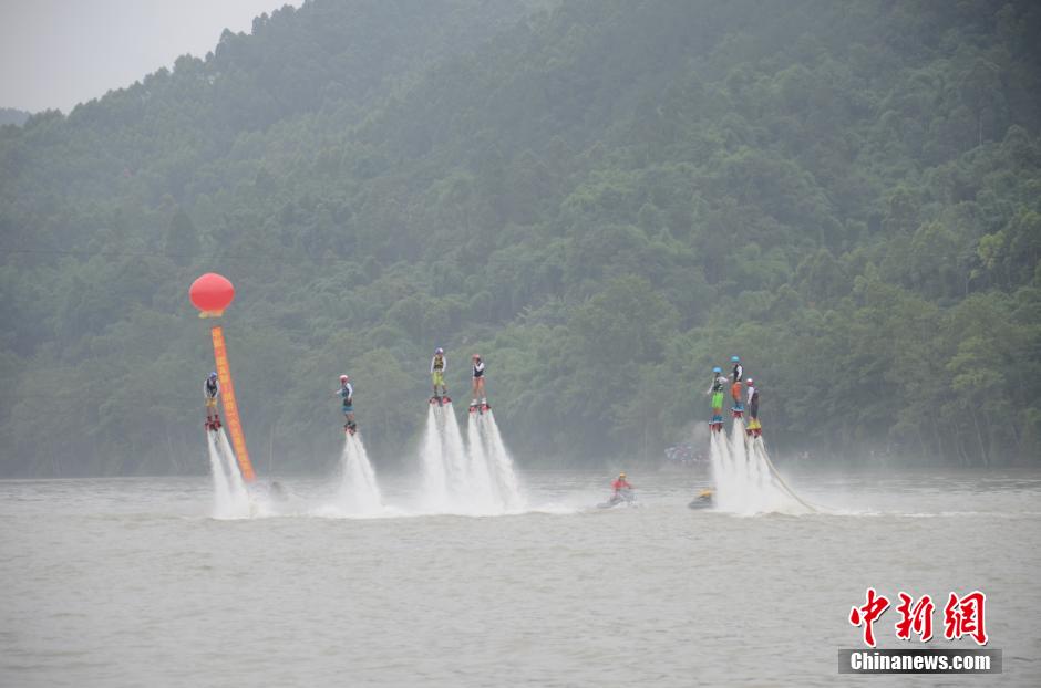 Equipo de esquí acuático acrobático de China representa el "trapecio en el aire" en Sichuan