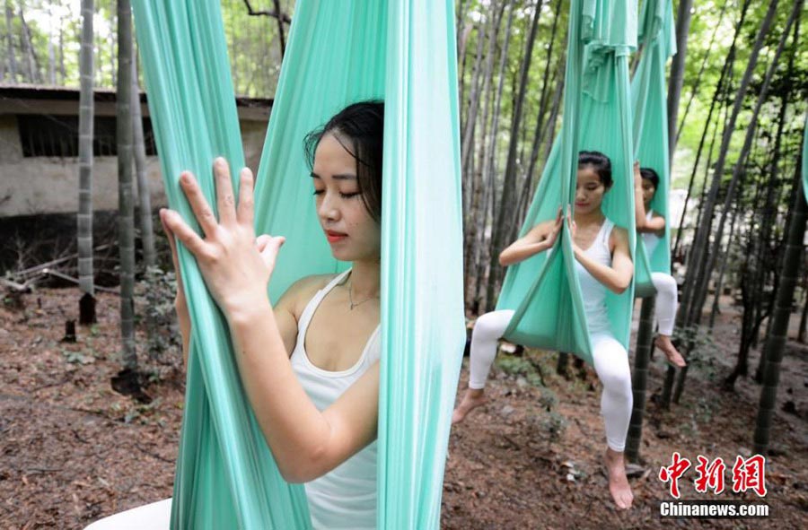 Practican yoga en la naturaleza