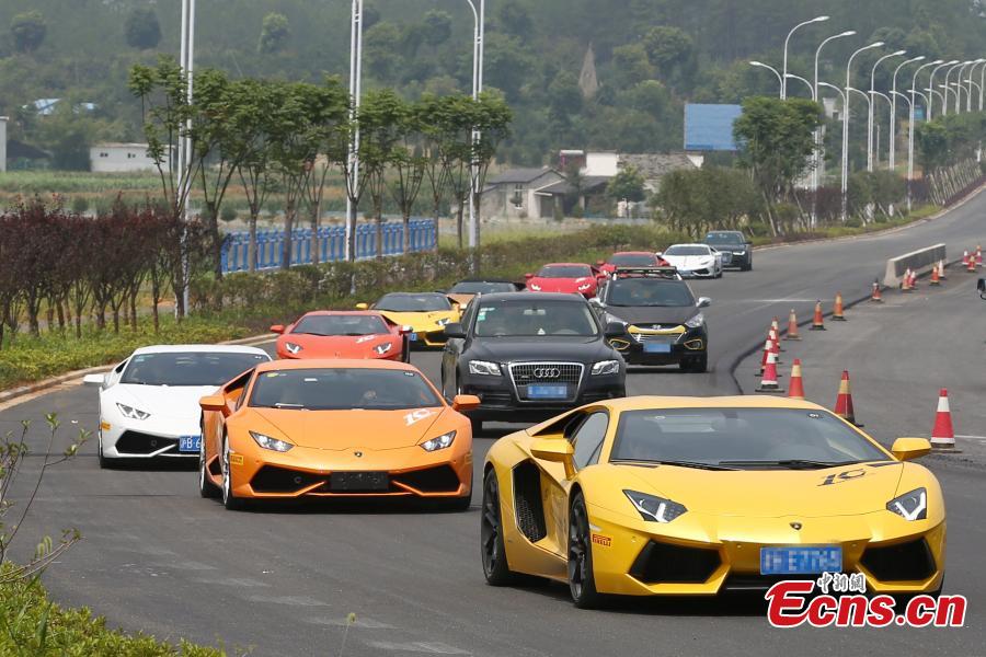 Carrera de coches de alta gama en una ciudad antigua