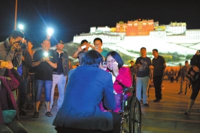 Le propone matrimonio a su amada frente al Potala tras recorrer 4.000 kilómetros