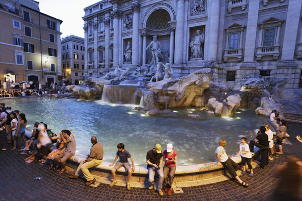 Cientos de ratas invaden la famosa Fuente de Trevi en Roma