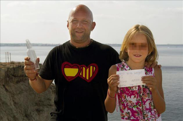 Hallada un curioso mensaje dentro de una botella arrojada al mar en 2002