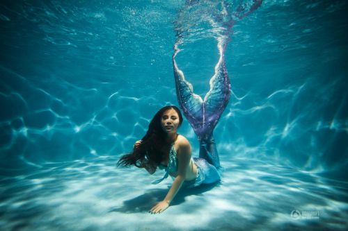 Pan dise?a sus trajes de sirena en el municipio de Chongqing el 27 de julio de 2015.