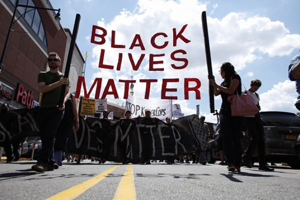 Disparos durante la manifestación por el aniversario de la muerte de Michael Brown