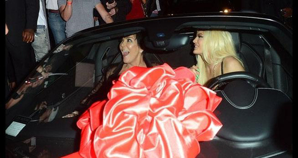 Kylie Jenner recibe un ferrari por su 18 cumplea?os