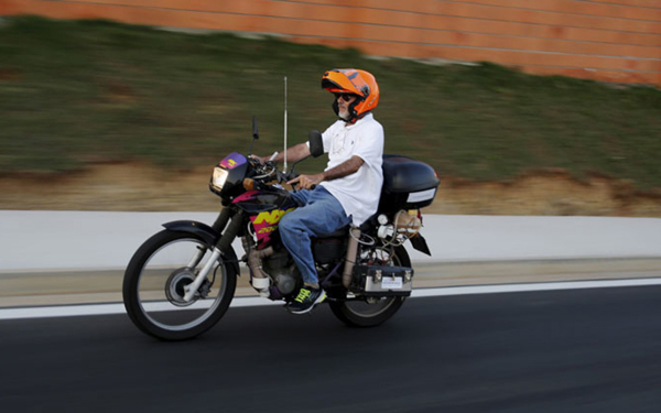 Un brasile?o inventa una motocicleta que funciona con agua