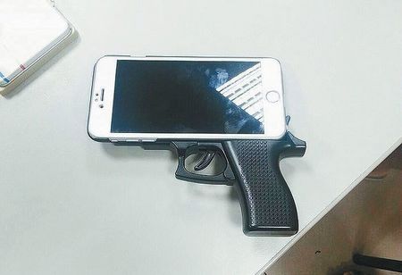 Arrestan a un hombre por la funda de su teléfono con forma de pistola