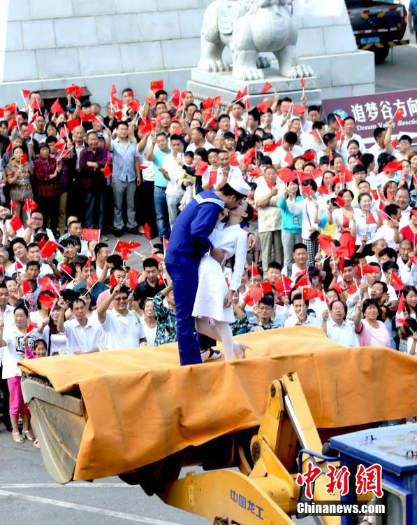 Una pareja china recrea el famoso beso de la victoria sobre una excavadora mecánica