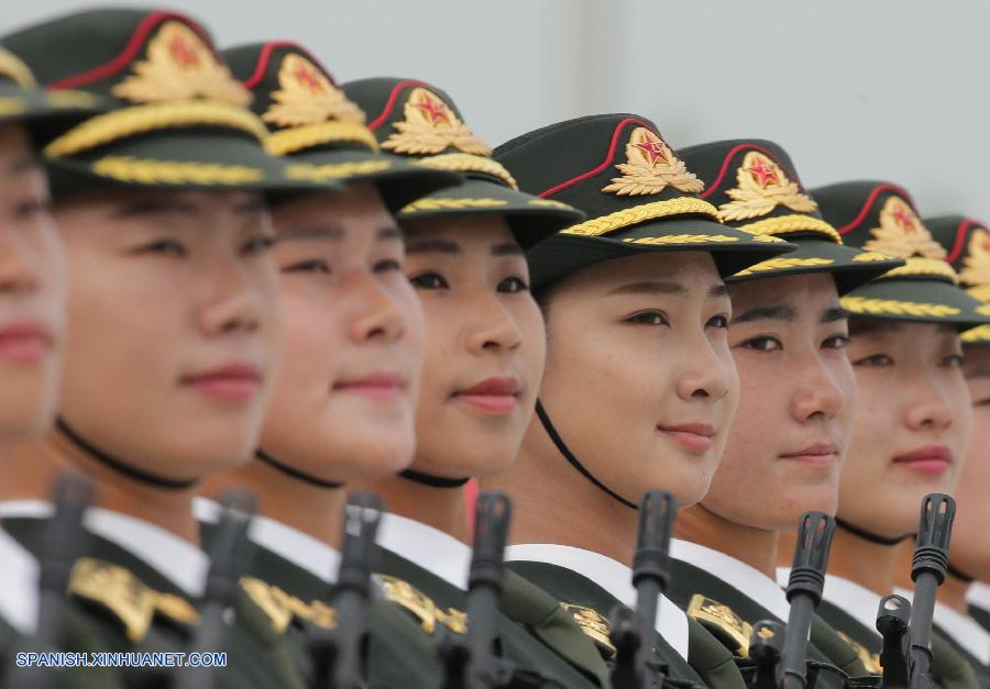 Fotos de entrenamiento para desfile militar de Día de Victoria