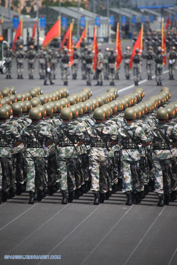 Fotos de entrenamiento para desfile militar de Día de Victoria