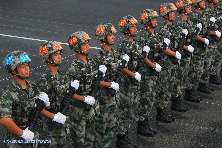 Fotos de entrenamiento para desfile militar de Día de Victoria