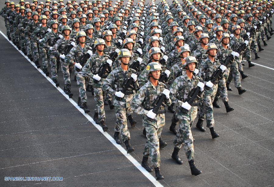 Fotos de entrenamiento para desfile militar de Día de Victoria