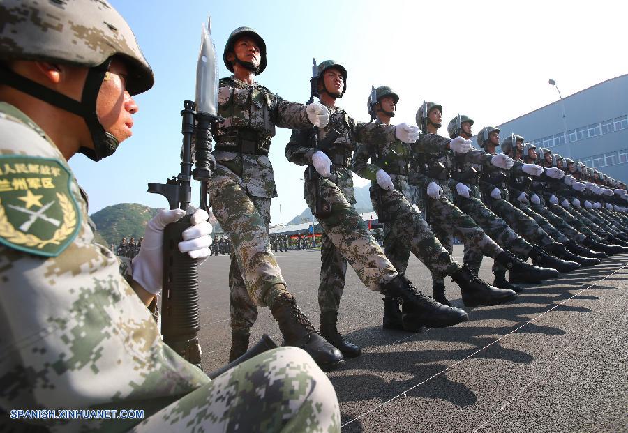 Fotos de entrenamiento para desfile militar de Día de Victoria