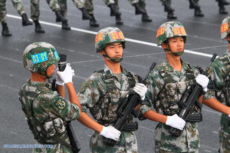 Fotos de entrenamiento para desfile militar de Día de Victoria