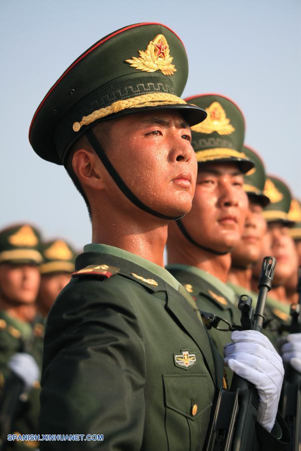 Fotos de entrenamiento para desfile militar de Día de Victoria