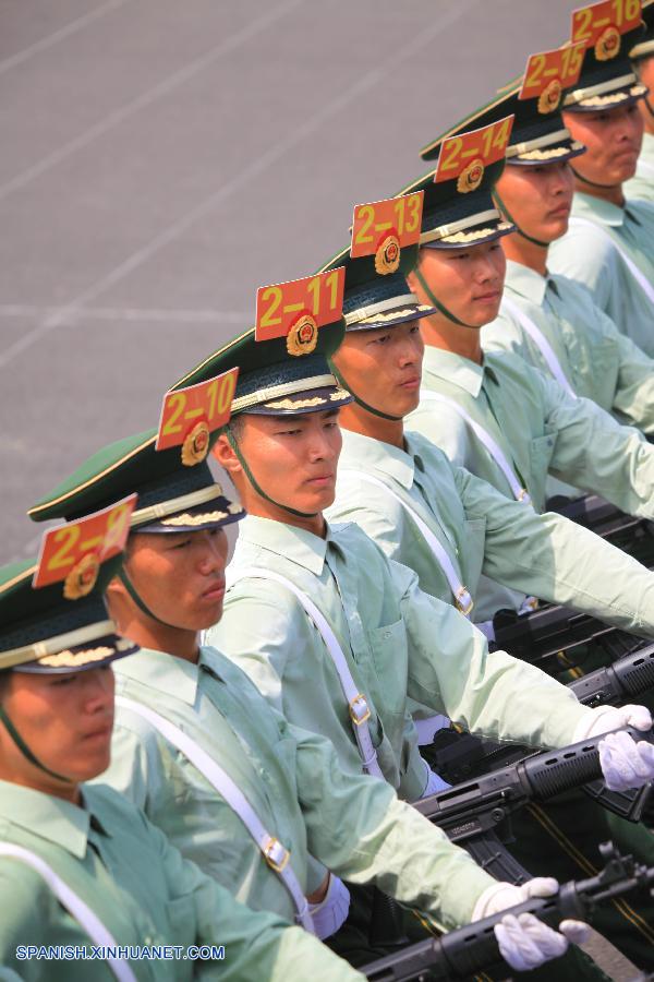 Fotos de entrenamiento para desfile militar de Día de Victoria