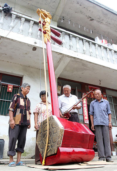 Anciano fabrica un erhu gigante para batir el récord Guiness